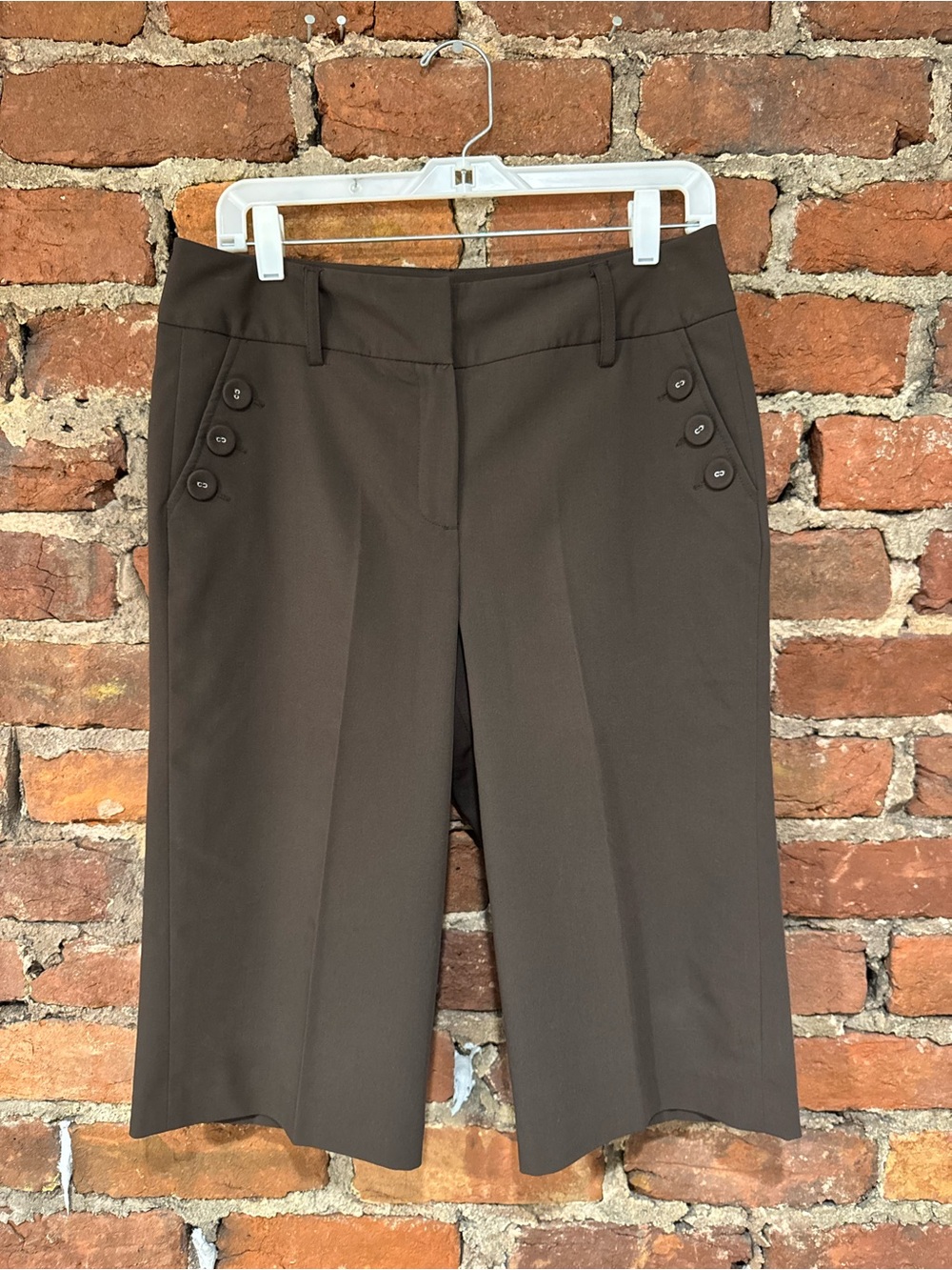 new directions Women’s Cropped Button Pockets Brown Capris